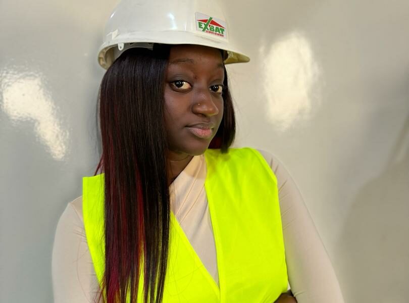 Je suis Mame Fatou Cissé, une conductrice de travaux en génie civil. Forte d'une formation de niveau Bac +4 en génie civil, je combine des connaissances approfondies à la fois théoriques et pratiques, me permettant d'accomplir mes missions au sein d'EXBAT de manière sûre et efficace.